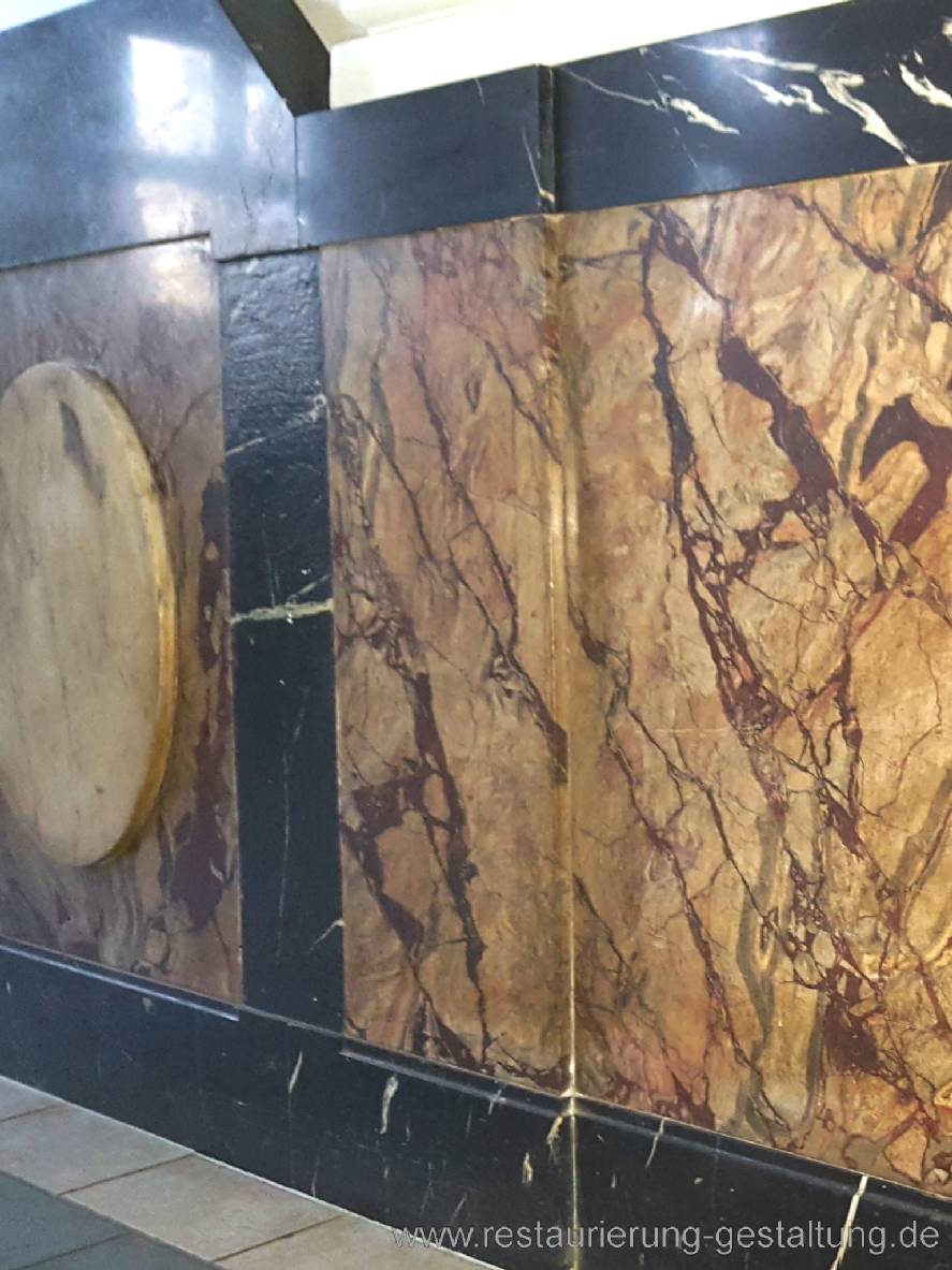 Malermeister und Restaurator für historische Marmorimitation Norbert Schimpf hat im Entree eines Berliner Altbauhaus aus dem Jugendstil eine Marmorierung als Marmorpaneel im Entree restauriert.